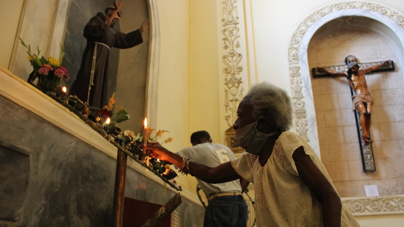 Między koronką a apelem Między koronką a apelem