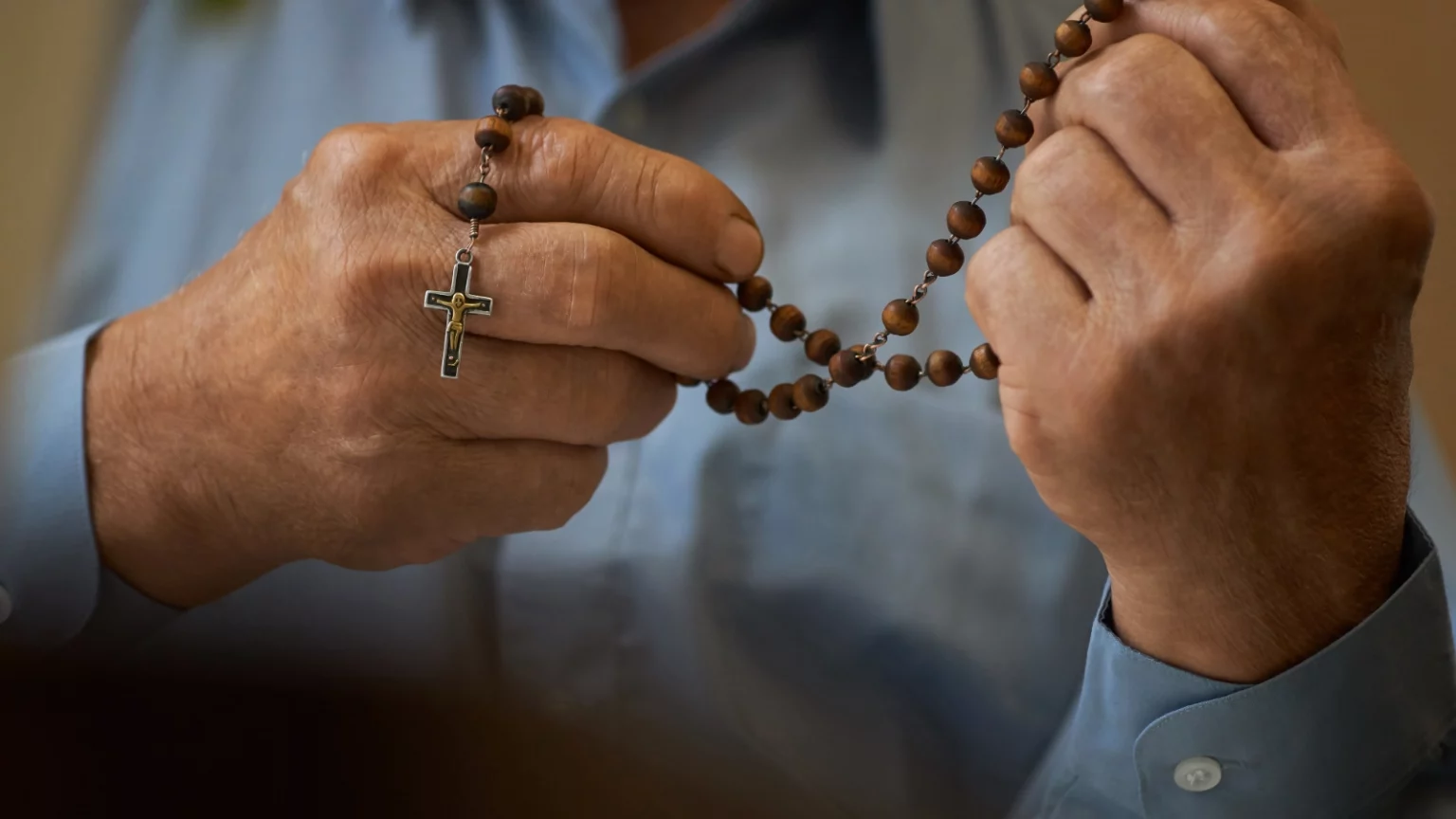 Z różańcem i pod płaszczem Maryi